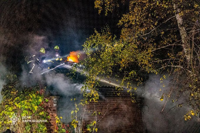 У Харкові рятувальники загасили пожежу в покинутому будинку